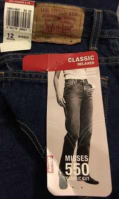 levis sits at waist